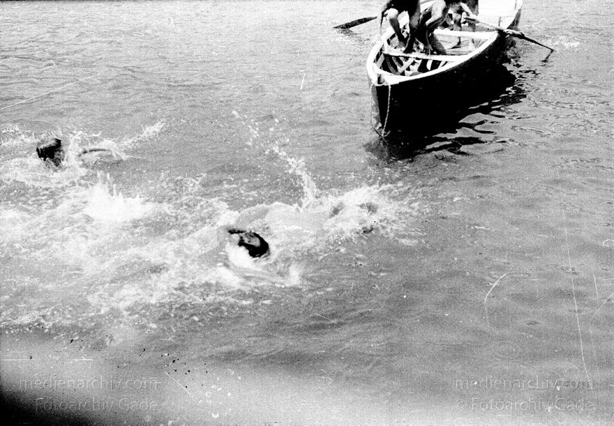 1955. Italien. Neapel. -  Italy. Naples -  Italia. Napoli. Schwimmende Jungen
1955. Italien. Provinz Neapel. Region Kampanien. Neapel. -  Italy. Naples -  Italia. Campania. Napoli. Kinder. Jungen beim Schwimmen. Baden
Schlüsselwörter: 1955;Baden;Campania;Italia;Italien;Italy;Jungen;Kampanien;Kinder;Naples;Napoli;Neapel;Schwimmen