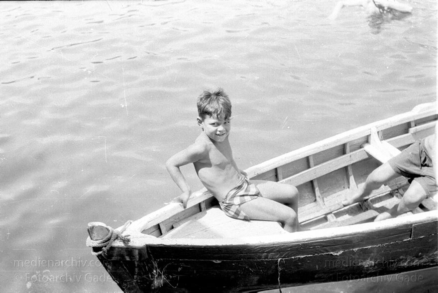 1955. Italien. Neapel. -  Italy. Naples -  Italia. Napoli
1955. Italien. Provinz Neapel. Region Kampanien. Neapel. -  Italy. Naples -  Italia. Campania. Napoli. Junge in einem Boot
Schlüsselwörter: 1955;Boote;Campania;Italia;Italien;Italy;Junge;Kampanien;Kind;Naples;Napoli;Neapel