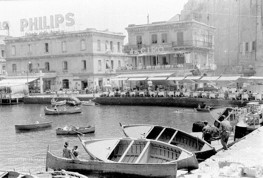1955. Italien. Neapel. -  Italy. Naples -  Italia. Napoli
1955. Italien. Provinz Neapel. Region Kampanien. Neapel. -  Italy. Naples -  Italia. Campania. Napoli. Philips. Fischerboote am Ufer
Schlüsselwörter: 1955;Campania;Italia;Italien;Italy;Kampanien;Naples;Napoli;Neapel