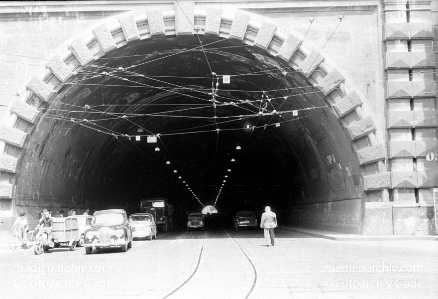 1955. Italien. Neapel. -  Italy. Naples -  Italia. Napoli
1955. Italien. Provinz Neapel. Region Kampanien. Neapel. -  Italy. Naples -  Italia. Campania. Napoli. Tunnel
Schlüsselwörter: 1955;Campania;Italia;Italien;Italy;Kampanien;Naples;Napoli;Neapel;Tunne