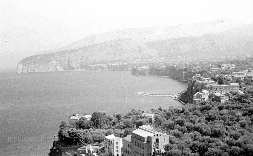 1955. Italien. Neapel. -  Italy. Naples -  Italia. Napoli
1955. Italien. Provinz Neapel. Region Kampanien. Neapel. -  Italy. Naples -  Italia. Campania. Napoli. Golf von Neapel. Mittelmeer. Küste
Schlüsselwörter: 1955;Campania;Golf von Neapel;Italia;Italien;Italy;Kampanien;Küste;Mittelmeer;Naples;Napoli;Neapel