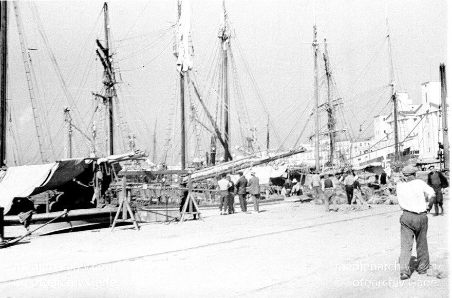 1955. Italien. Neapel. -  Italy. Naples -  Italia. Napoli
1955. Italien. Provinz Neapel. Region Kampanien. Neapel. -  Italy. Naples -  Italia. Campania. Napoli. Schiffe im Hafen. Mittelmeer
Schlüsselwörter: 1955;Campania;Hafen;Italia;Italien;Italy;Kampanien;Mittelmeer;Naples;Napoli;Neapel;Schiffe;Segelboote