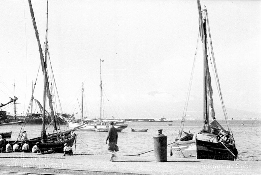 1955. Italien. Neapel. -  Italy. Naples -  Italia. Napoli
1955. Italien. Provinz Neapel. Region Kampanien. Neapel. -  Italy. Naples -  Italia. Campania. Napoli. Schiffe im Hafen. Mittelmeer
Schlüsselwörter: 1955;Campania;Hafen;Italia;Italien;Italy;Kampanien;Mittelmeer;Naples;Napoli;Neapel;Schiffe;Segelboote