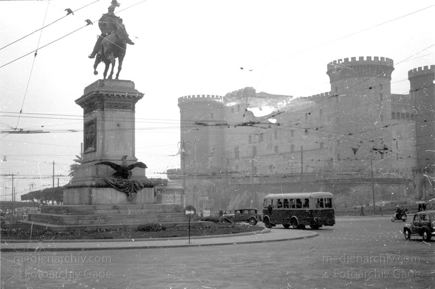1955. Italien. Neapel. -  Italy. Naples -  Italia. Napoli. Castel Nuovo. Maschio Angioino. Burg
1955. Italien. Provinz Neapel. Region Kampanien. Neapel. -  Italy. Naples -  Italia. Campania. Napoli. Castel Nuovo. Maschio Angioino. Burg
Schlüsselwörter: 1955;Burg;Campania;Castel Nuovo;Italia;Italien;Italy;Kampanien;Maschio Angioino;Naples;Napoli;Neapel