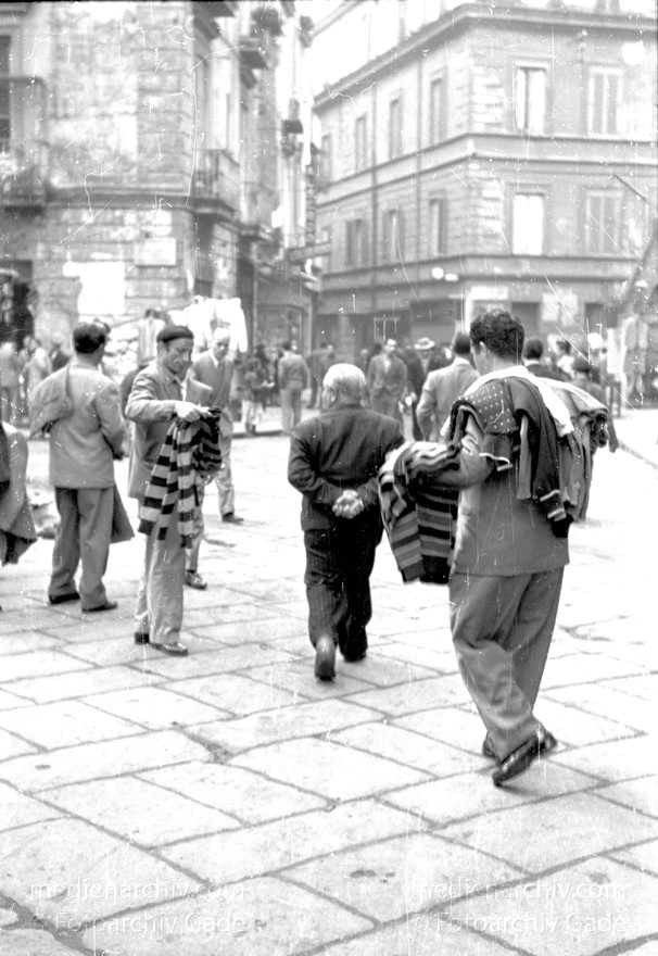 1955. Italien. Neapel. -  Italy. Naples -  Italia. Napoli
1955. Italien. Provinz Neapel. Region Kampanien. Neapel. -  Italy. Naples -  Italia. Campania. Napoli
Schlüsselwörter: 1955;Campania;Italia;Italien;Italy;Kampanien;Naples;Napoli;Neapel