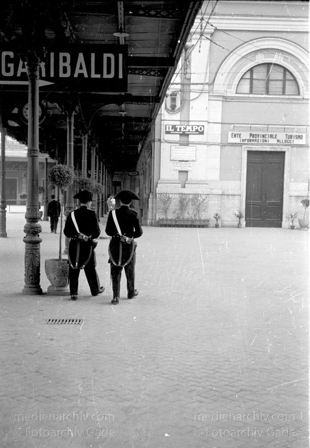 1955. Italien. Neapel. -  Italy. Naples -  Italia. Napoli
1955. Italien. Provinz Neapel. Region Kampanien. Neapel. -  Italy. Naples -  Italia. Campania. Napoli. Polizei. Karabinieri
Schlüsselwörter: 1955;Campania;Italia;Italien;Italy;Kampanien;Naples;Napoli;Neapel;Polizei