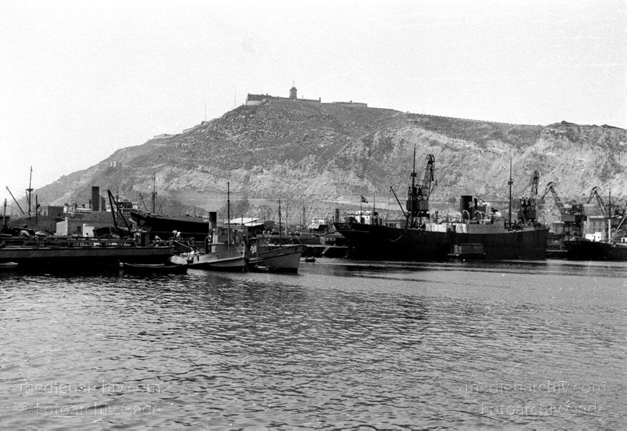 1955. Italien. Neapel. -  Italy. Naples -  Italia. Napoli
1955. Italien. Provinz Neapel. Region Kampanien. Neapel. -  Italy. Naples -  Italia. Campania. Napoli. Schiffe im Hafen. Mittelmeer
Schlüsselwörter: 1955;Campania;Hafen;Italia;Italien;Italy;Kampanien;Mittelmeer;Naples;Napoli;Neapel;Schiffe