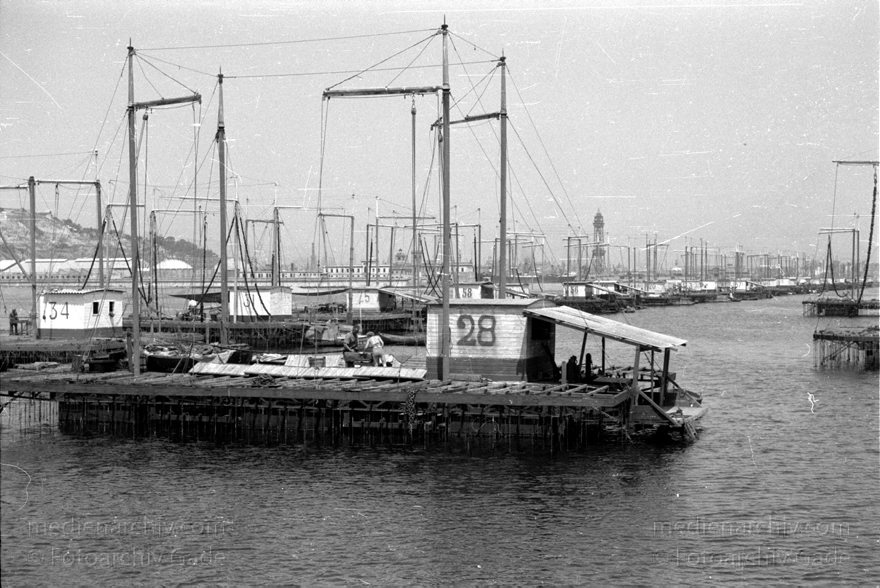 1955. Italien. Neapel. -  Italy. Naples -  Italia. Napoli
1955. Italien. Provinz Neapel. Region Kampanien. Neapel. -  Italy. Naples -  Italia. Campania. Napoli. Schiffe im Hafen. Mittelmeer
Schlüsselwörter: 1955;Campania;Hafen;Italia;Italien;Italy;Kampanien;Mittelmeer;Naples;Napoli;Neapel;Schiffe