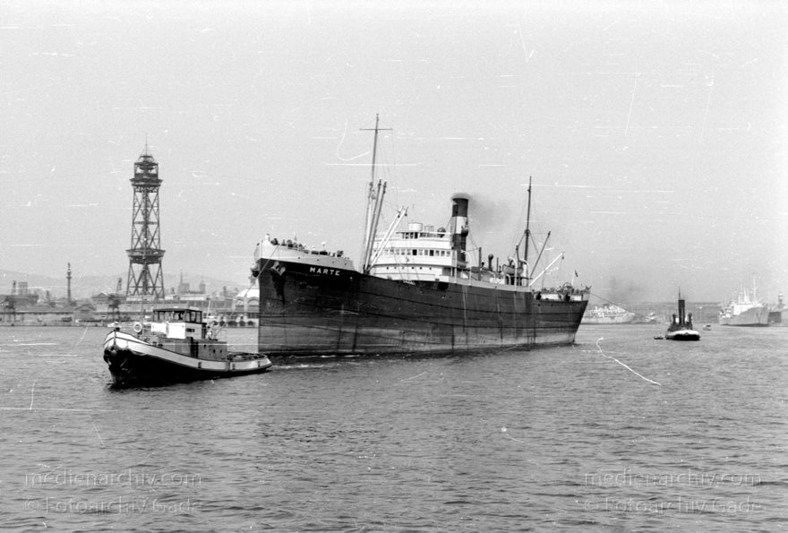 1955. Italien. Neapel. -  Italy. Naples -  Italia. Napoli
1955. Italien. Provinz Neapel. Region Kampanien. Neapel. -  Italy. Naples -  Italia. Campania. Napoli. Schiffe im Hafen. Mittelmeer. Zwei Schlepper schleppen ein Frachtschiff.
Schlüsselwörter: 1955;Campania;Frachtschiffe;Hafen;Italia;Italien;Italy;Kampanien;Mittelmeer;Naples;Napoli;Neapel;Schiffe;schleppen;Schlepper;Tugboat