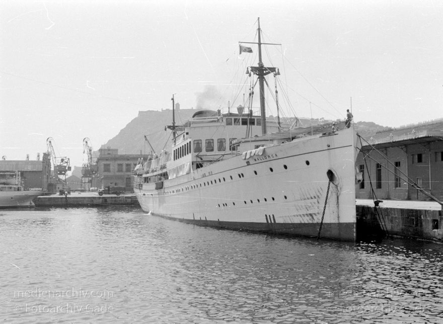 1955. Italien. Neapel. -  Italy. Naples -  Italia. Napoli
1955. Italien. Provinz Neapel. Region Kampanien. Neapel. -  Italy. Naples -  Italia. Campania. Napoli. Schiffe im Hafen. Mittelmeer.
Schlüsselwörter: 1955;Campania;Hafen;Italia;Italien;Italy;Kampanien;Mittelmeer;Naples;Napoli;Neapel;Schiffe