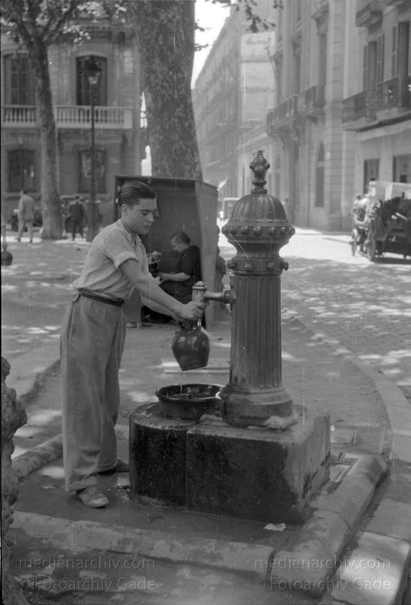 1955. Italien. Neapel. -  Italy. Naples -  Italia. Napoli
1955. Italien. Provinz Neapel. Region Kampanien. Neapel. -  Italy. Naples -  Italia. Campania. Napoli. Junger Mann mit Krug am Brunnen
Schlüsselwörter: 1955;Brunnen;Campania;Italia;Italien;Italy;Kampanien;Naples;Napoli;Neapel