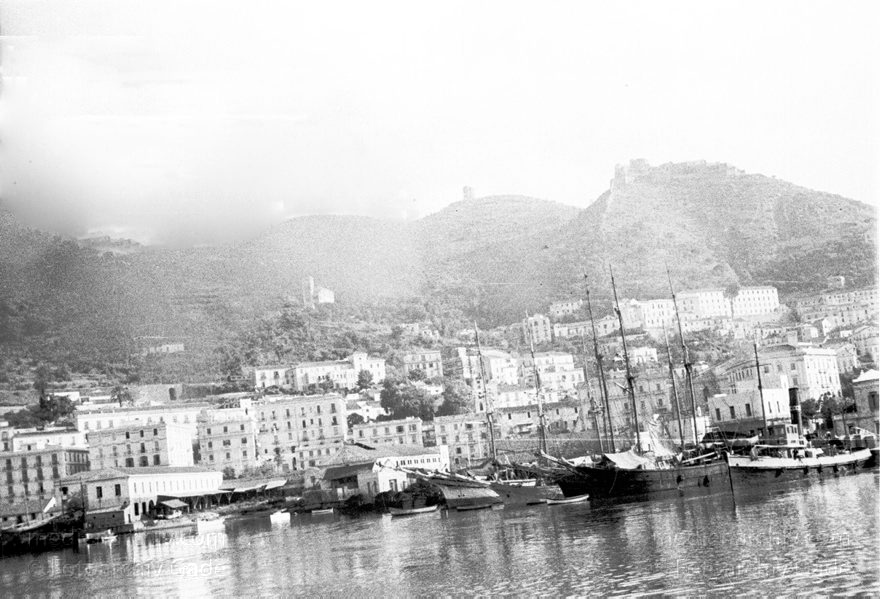1955. Italien. Sizilien. Palermo. Küste. Mittelmeer
1955. Italien. Sizilien. Palermo. Küste. Mittelmeer - Italy. Sicily - Italia. Sicilia. Schiffe im Hafen
Schlüsselwörter: 1955;Hafen;Italia;Italien;Italy;Mittelmeer;Palermo;Schiffe;Sicilia;Sicily;Sizilien