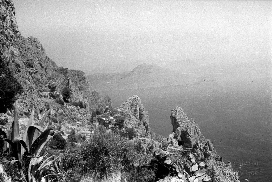 1955. Italien. Capri. Italienische Felseninsel im Golf von Neapel
1955. Italien. Capri. Italienische Felseninsel im Golf von Neapel - Italy - Italia. Isola di Capri
Schlüsselwörter: 1955;Campania;Capri;Golf von Neapel;Italia;Italien;Italy;Kampanien