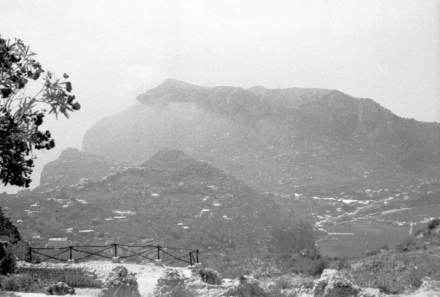 1955. Italien. Capri. Italienische Felseninsel im Golf von Neapel
1955. Italien. Capri. Italienische Felseninsel im Golf von Neapel - Italy - Italia. Isola di Capri
Schlüsselwörter: 1955;Campania;Capri;Golf von Neapel;Italia;Italien;Italy;Kampanien