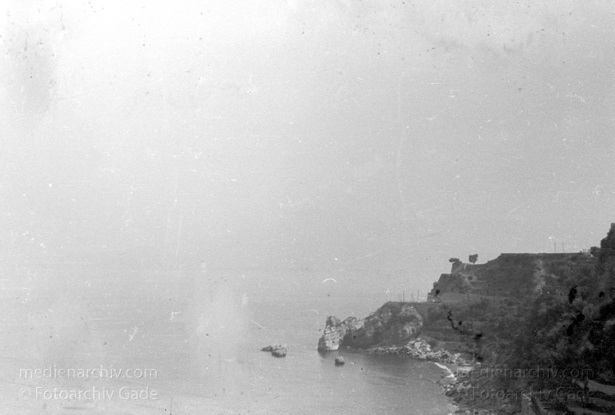 1955. Italien. Capri. Italienische Felseninsel im Golf von Neapel
1955. Italien. Capri. Italienische Felseninsel im Golf von Neapel - Italy - Italia. Isola di Capri
Schlüsselwörter: 1955;Campania;Capri;Golf von Neapel;Italia;Italien;Italy;Kampanien