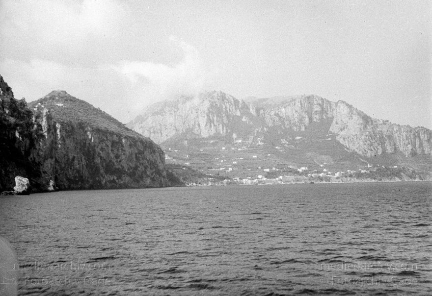 1955. Italien. Capri. Italienische Felseninsel im Golf von Neapel
1955. Italien. Capri. Italienische Felseninsel im Golf von Neapel - Italy - Italia. Isola di Capri
Schlüsselwörter: 1955;Campania;Capri;Golf von Neapel;Italia;Italien;Italy;Kampanien