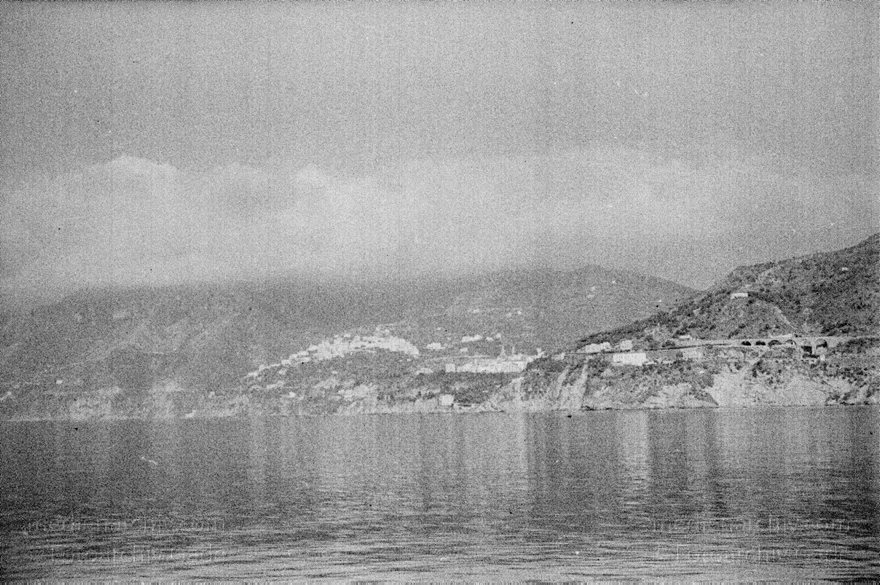 1955. Italien. Salerno. Kampanien. Küste vor Amalfi
1955. Italien. Salerno. Kampanien. Küste vor Amalfi. Mittelmeer -  Italy -  Italia
Schlüsselwörter: 1955;Amalfi;Campania;Italia;Italien;Italy;Kampanien;Salerno