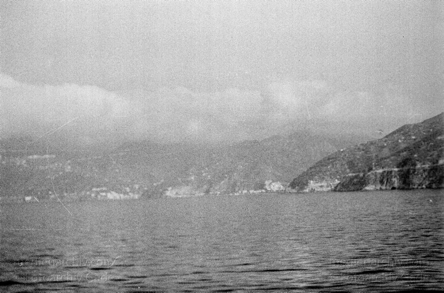 1955. Italien. Salerno. Kampanien. Küste vor Amalfi
1955. Italien. Salerno. Kampanien. Küste vor Amalfi. Mittelmeer -  Italy -  Italia
Schlüsselwörter: 1955;Amalfi;Campania;Italia;Italien;Italy;Kampanien;Salerno