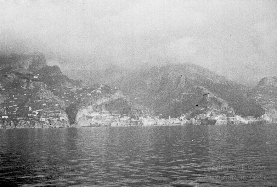 1955. Italien. Salerno. Kampanien. Küste vor Amalfi
1955. Italien. Salerno. Kampanien. Küste vor Amalfi. Mittelmeer -  Italy -  Italia
Schlüsselwörter: 1955;Amalfi;Campania;Italia;Italien;Italy;Kampanien;Salerno