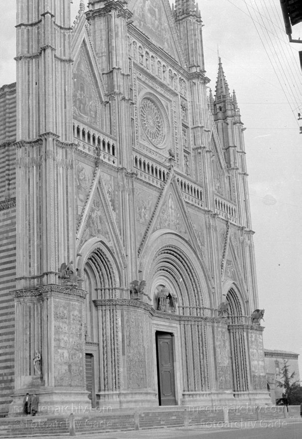 1950er. Italien. Provinz Terni. Region Umbrien. Orvieto
1950er. Italien. Provinz Terni. Region Umbrien. Orvieto. Kathedrale -  Italy. Perugia
Schlüsselwörter: 1950er;Italia;Italien;Italy;Kathedrale;Orvieto;Umbrien