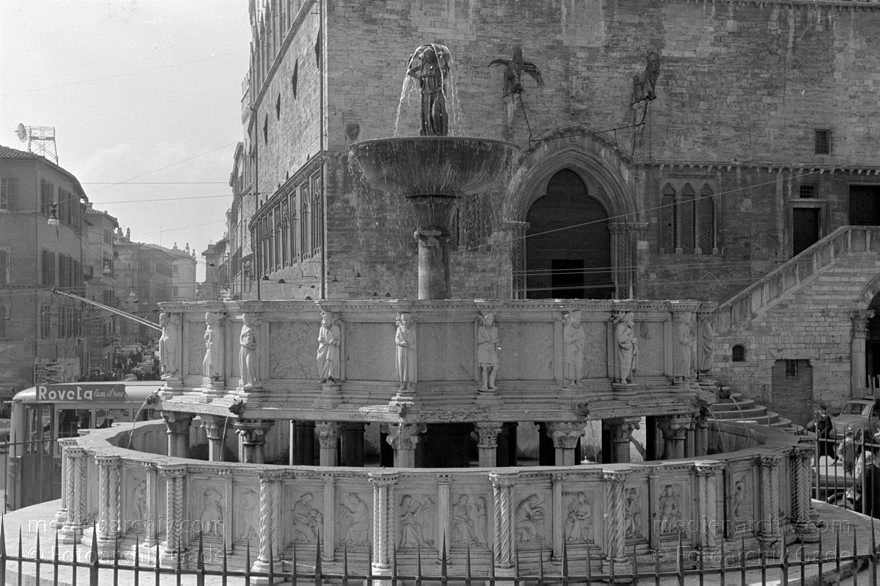 1950er. Italien. Provinz Perugia. Region Umbrien. Perugia
1950er. Italien. Provinz Perugia. Region Umbrien. Perugia. Brunnen -  Italy. Perugia
Schlüsselwörter: 1950er;Brunnen;Italia;Italien;Italy;Perugia;Umbrien