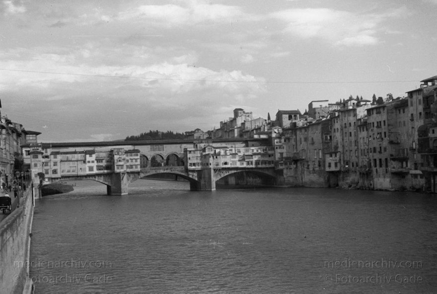 1930. Italien. Toskana. Florenz
1930r. Italien. Toskana. Florenz. Italia. Toscana. Firenze. Italy. Tuscany. Florence. Ponte Vecchio über dem Fluss Arno
Schlüsselwörter: 1930;Arno;Firenze;Florence;Florenz;Fluss;Italia;Italien;Italy;Ponte Vecchio;Toscana;Toskana;Tuscany