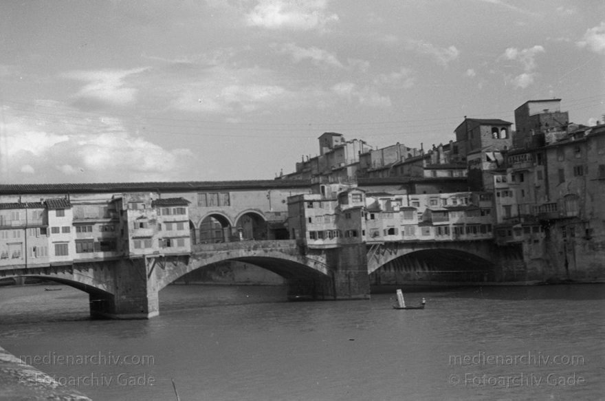 1930. Italien. Toskana. Florenz
1930r. Italien. Toskana. Florenz. Italia. Toscana. Firenze. Italy. Tuscany. Florence. Ponte Vecchio über dem Fluss Arno
Schlüsselwörter: 1930;Arno;Firenze;Florence;Florenz;Fluss;Italia;Italien;Italy;Ponte Vecchio;Toscana;Toskana;Tuscany