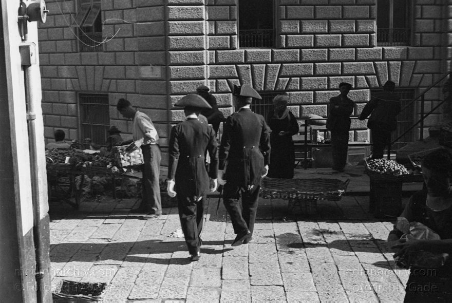 1930. Italien. Ligurien. Genua - Italy. Liguria. Genoa - Italia. Liguria. Genova
1930. Italien. Ligurien. Genua - Italy. Liguria. Genoa - Italia. Liguria. Genova. Polizei. Karabinieri
Schlüsselwörter: 1930;Genoa;Genova;Genua;Italia;Italien;Italy;Karabinieri;Liguria;Ligurien;Polizei