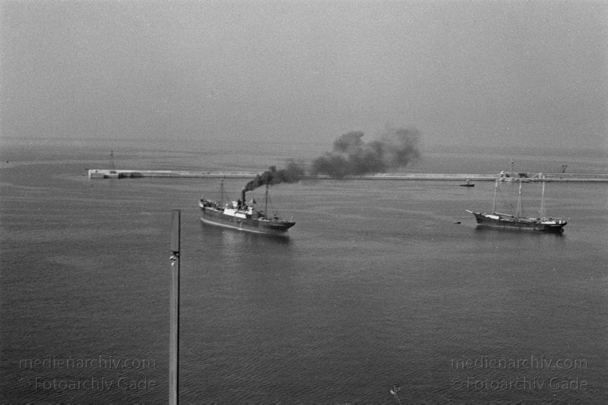 1930. Italien. Ligurien. Genua
1930. Italien. Ligurien. Genua - Italy. Liguria. Genoa - Italia. Liguria. Genova. Hafen. Schiffe. Mittelmeer. Dampfschiff
Schlüsselwörter: 1930;Dampfschiff;Genoa;Genova;Genua;Hafen;Italia;Italien;Italy;Liguria;Ligurien;Mittelmeer;Schiffe