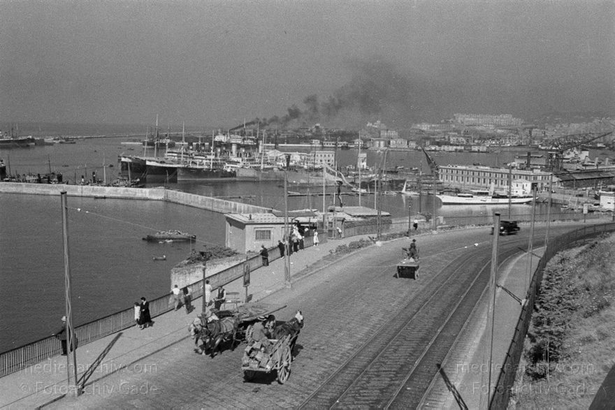 1930. Italien. Ligurien. Genua
1930. Italien. Ligurien. Genua - Italy. Liguria. Genoa - Italia. Liguria. Genova. Hafen. Schiffe. Mittelmeer
Schlüsselwörter: 1930;Genoa;Genova;Genua;Hafen;Italia;Italien;Italy;Liguria;Ligurien;Mittelmeer;Schiffe