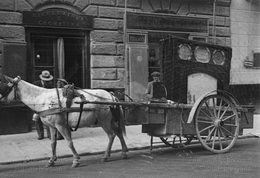 1930. Italien. Ligurien. Genua. Rapallo
1930. Italien. Ligurien. Genua. Rapallo - Italy. Liguria. Genoa - Italia. Liguria. Genova. Kusche. Karren. Pferd
Schlüsselwörter: 1930;Genua;Italia;Italien;Italy;Kutsche;Liguria;Ligurien;Pferde;Rapallo