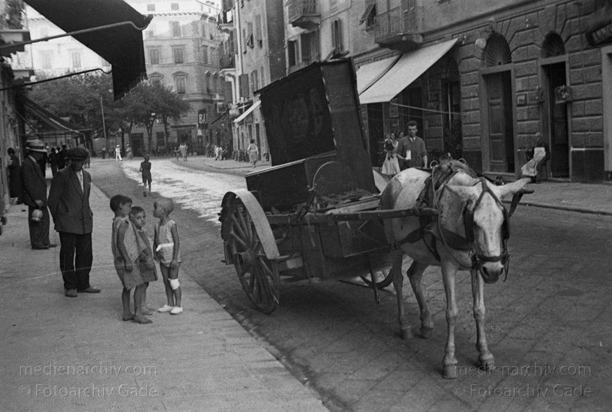 1930. Italien. Ligurien. Genua. Rapallo
1930. Italien. Ligurien. Genua. Rapallo - Italy. Liguria. Genoa - Italia. Liguria. Genova. Kutsche. Pferdekutsche.
Schlüsselwörter: 1930;Genua;Italia;Italien;Italy;Kutsche;Liguria;Ligurien;Pferde;Rapallo