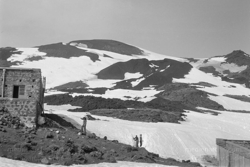 um 1950. Italien. Sizilien. Im Skigebiet. Schnee, Skilaufen
um 1950. Italien. Sizilien. Im Skigebiet. Ätna beim und oberhalb Berghütte Rifugio Sapienza auf 1881 m.
Schlüsselwörter: 1950;1950er;Italia;Italien;Italy;Schnee;Sicilia;Sicily;Sizilien;Ski