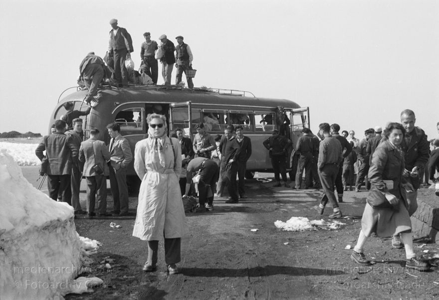 um 1950. Italien. Sizilien. Im Skigebiet. Schnee, Skilaufen
um 1950. Italien. Sizilien. Im Skigebiet. Ätna beim und oberhalb Berghütte Rifugio Sapienza auf 1881 m. Reisebus mit Reisegruppe
Schlüsselwörter: 1950;1950er;Italia;Italien;Italy;Reisebus;Schnee;Sicilia;Sicily;Sizilien;Ski