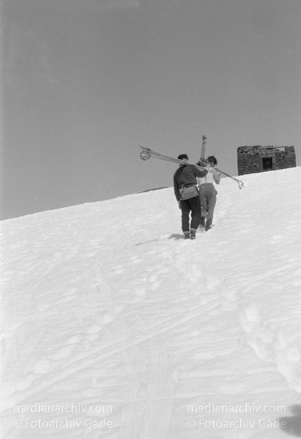 um 1950. Italien. Sizilien. Im Skigebiet. Schnee, Skilaufen
um 1950. Italien. Sizilien. Im Skigebiet. Ätna beim und oberhalb Berghütte Rifugio Sapienza auf 1881 m. Skigebiet. Schnee
Schlüsselwörter: 1950;1950er;Italia;Italien;Italy;Schnee;Sicilia;Sicily;Sizilien;Ski
