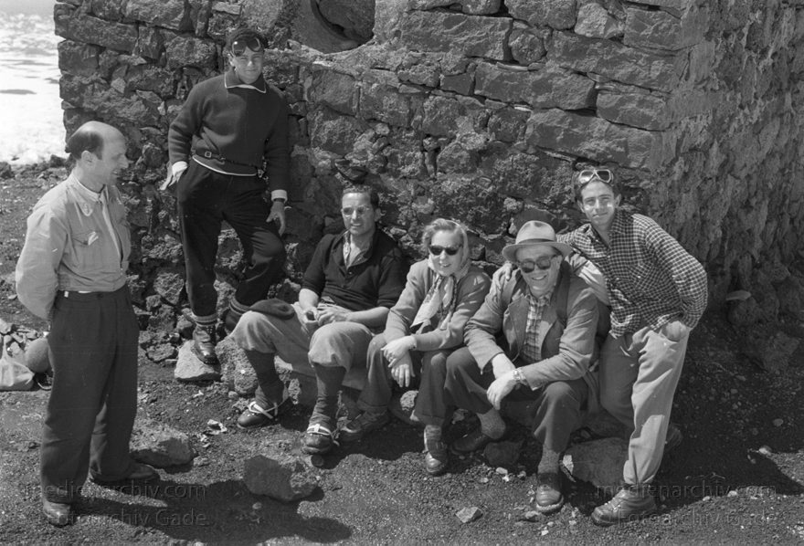um 1950. Italien. Sizilien. Im Skigebiet. Ätna bei der Berghütte Torre del Filosofo. Reisegruppe
um 1950. Italien. Sizilien. Im Skigebiet. Ätna bei der Berghütte Torre del Filosofo. Reisegruppe
Schlüsselwörter: 1950;1950er;Italia;Italien;Italy;Schnee;Sicilia;Sicily;Sizilien;Ski
