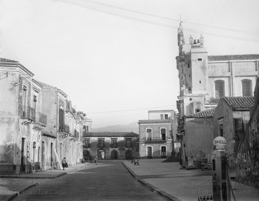 um 1950. Italien. Sizilien
1950er. Italien. Sizilien - Italy. Sicily - Italia. Sicilia. Randazzo (Kleinstadt am Ätna)
Schlüsselwörter: 1950;1950er;Italia;Italien;Italy;Randazzo;Sicilia;Sicily;Sizilien