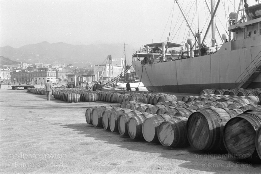 um 1950. Italien. Sizilien. Hafen
um 1950. Italien. Sizilien. Messina. Im Hafen. Schiffe. Mittelmeer. Ladung. Fässer. Fass
Schlüsselwörter: 1950;1950er;Hafen;Italia;Italien;Italy;Messina;Schiffe;Sicilia;Sicily;Sizilien