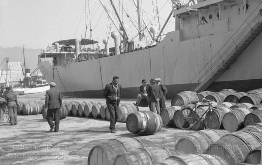 um 1950. Italien. Sizilien. Hafen
um 1950. Italien. Sizilien. Messina. Im Hafen. Schiffe. Mittelmeer.  Ladung. Fässer. Fass
Schlüsselwörter: 1950;1950er;Fass;Fässer;Hafen;Italia;Italien;Italy;Messina;Sicilia;Sicily;Sizilien