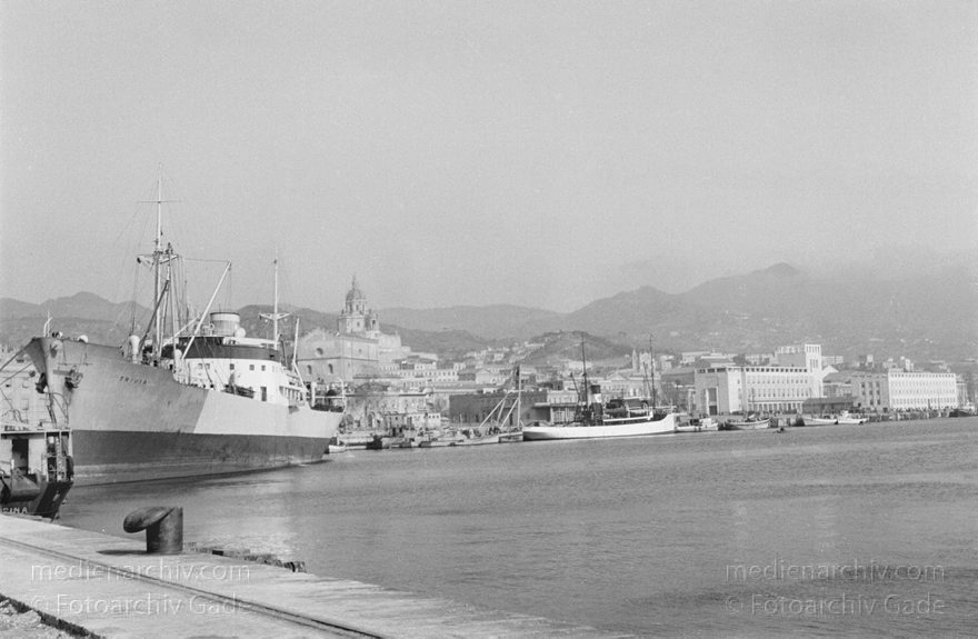 um 1950. Italien. Sizilien. Hafen
um 1950. Italien. Sizilien. Messina. Im Hafen. Schiffe. Mittelmeer
Schlüsselwörter: 1950;1950er;Hafen;Italia;Italien;Italy;Messina;Mittelmeer;Schiffe;Sicilia;Sicily;Sizilien
