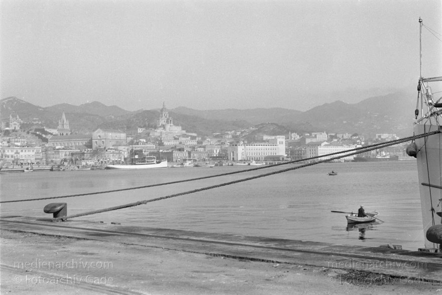 um 1950. Italien. Sizilien. Hafen
um 1950. Italien. Sizilien. Messina. Im Hafen. Schiffe.  Festmacherleinen. Mittelmeer.
Schlüsselwörter: 1950;1950er;Hafen;Italia;Italien;Italy;Messina;Mittelmeer;Schiffe;Sicilia;Sicily;Sizilien