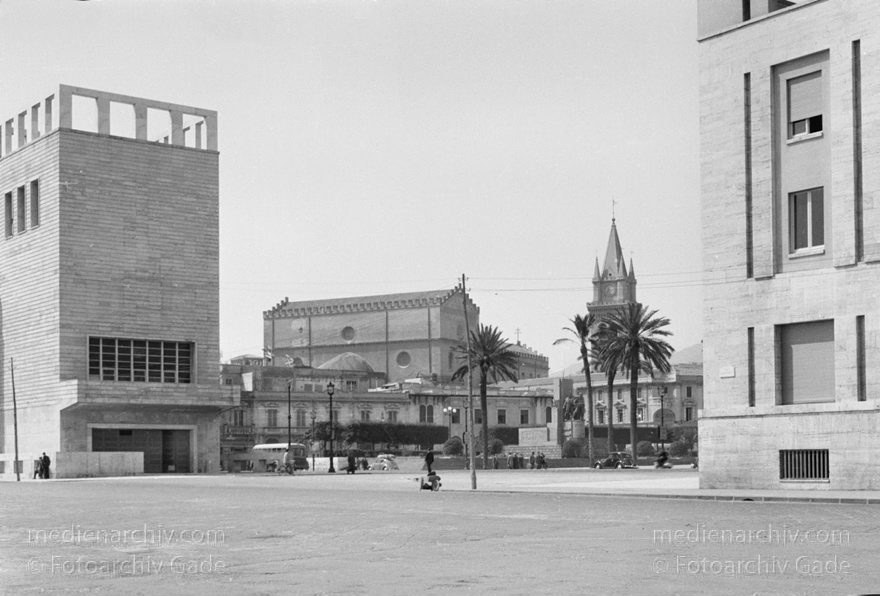um 1950. Italien. Sizilien. Hafen
1950er. Italien. Sizilien - Italy. Sicily - Italia. Sicilia. Messina. Hafen
Schlüsselwörter: 1950;1950er;Hafen;Italia;Italien;Italy;Messina;Sicilia;Sicily;Sizilien