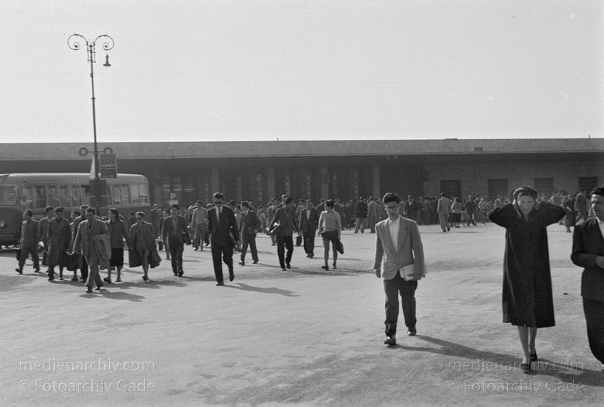 um 1950. Italien. Sizilien
1950er. Italien. Sizilien - Italy. Sicily - Italia. Sicilia. Messina. Hafen
Schlüsselwörter: 1950;1950er;Italia;Italien;Italy;Messina;Sicilia;Sicily;Sizilien