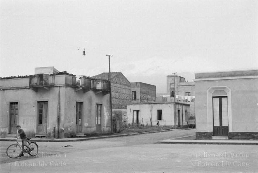 um 1950. Italien. Sizilien
1950er. Italien. Sizilien - Italy. Sicily - Italia. Sicilia. Messina
Schlüsselwörter: 1950;1950er;Italia;Italien;Italy;Messina;Sicilia;Sicily;Sizilien
