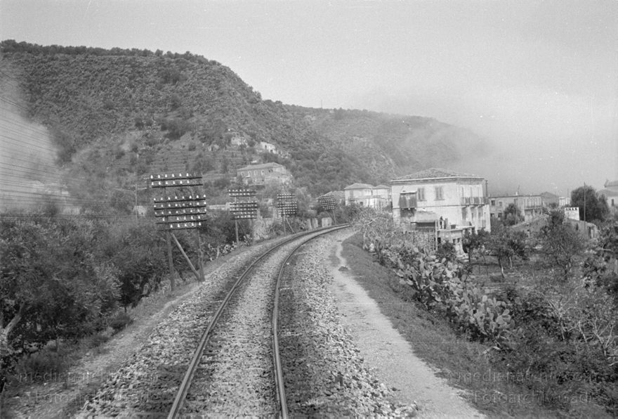 um 1950. Italien. Sizilien. Eisenbahnschienen
1950er. Italien. Sizilien - Italy. Sicily - Italia. Sicilia. Messina. Eisenbahnschienen.
Schlüsselwörter: 1950;1950er;Eisenbahnschienen;Italia;Italien;Italy;Messina;Sicilia;Sicily;Sizilien
