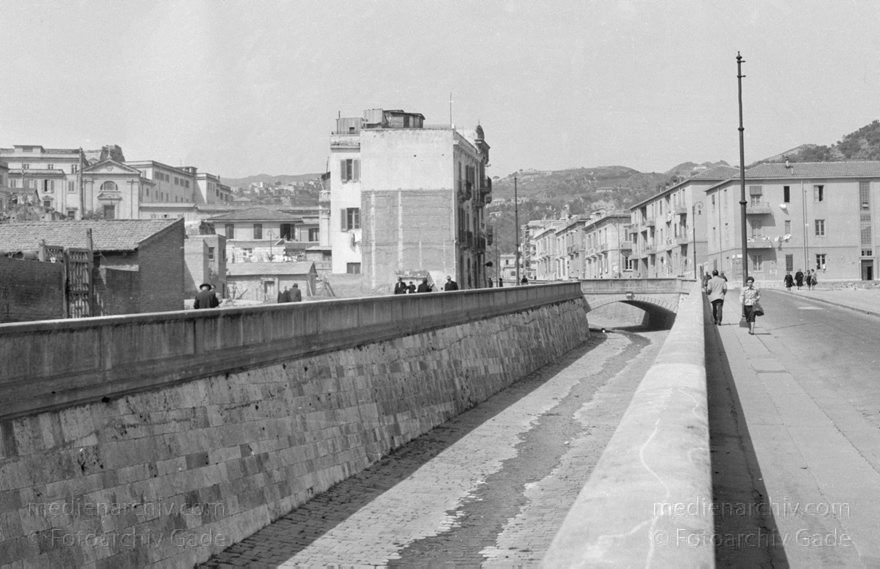um 1950. Italien. Sizilien
1950er. Italien. Sizilien - Italy. Sicily - Italia. Sicilia. Messina
Schlüsselwörter: 1950;1950er;Italia;Italien;Italy;Messina;Sicilia;Sicily;Sizilien