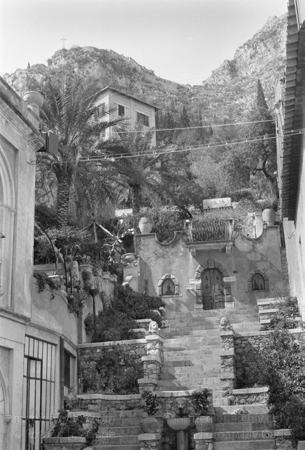 um 1950. Italien. Sizilien
1950er. Italien. Sizilien - Italy. Sicily - Italia. Sicilia. Taormina
Schlüsselwörter: 1950;1950er;Italia;Italien;Italy;Sicilia;Sicily;Sizilien;Taormina