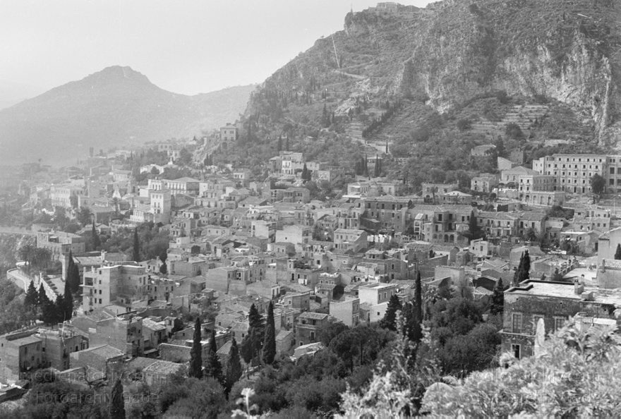 Italien. Sizilien. Amphitheater
1950er. Italien. Sizilien - Italy. Sicily - Italia. Sicilia. Taormina
Schlüsselwörter: 1950;1950er;Amphitheater;Italia;Italien;Italy;Sicilia;Sicily;Sizilien;Taormina