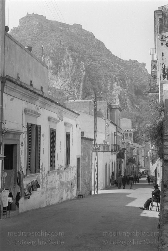 um 1950. Italien. Sizilien
1950er. Italien. Sizilien - Italy. Sicily - Italia. Sicilia. Taormina
Schlüsselwörter: 1950;1950er;Italia;Italien;Italy;Sicilia;Sicily;Sizilien;Taormina
