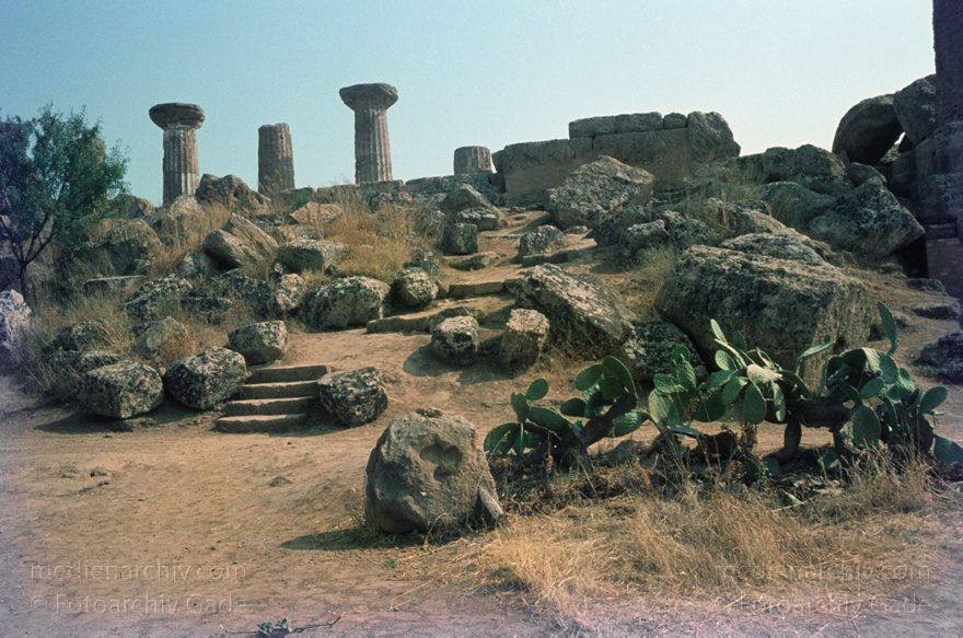 1969. Italien. Sizilien
1969. Italien. Sizilien. Römische Ruinen  - Italy. Sicily - Italia. Sicilia. Agrigento. Säulen
Schlüsselwörter: 1969;Agrigento;Italia;Italien;Italy;Ruinen;Sicilia;Sicily;Sizilien;Säulen